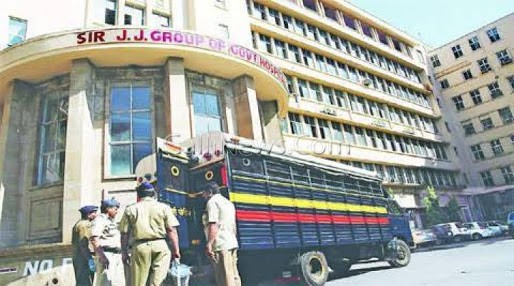 लुटेरों को कांस्टेबल ने पकड़ा और शोहरत की फहरिस्त में ड्युटी पर सोने वाली महिला पीएसआई का नाम दर्ज होगया,घटना मुंबई के शिवाजी पार्क पुलिस थाने की