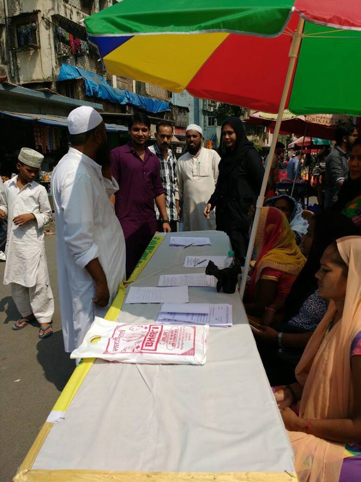 آل انڈیا مسلم پرسنل لا بورڈ كی حمایت میں میرا روڈ میں دستخطی مهم ،لوگوں نے بڑھ چڑھ کر لیا حصّہ ، حکومت کے خلاف جم کر ناراضگی ظاہر کی
