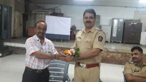 लोकल ट्रेन में खतरनाक स्टंट करने वाला खतरनाक वीडियो , एक वकील ने लोकल ट्रेन में किया मुबाइल से रिकॉर्ड