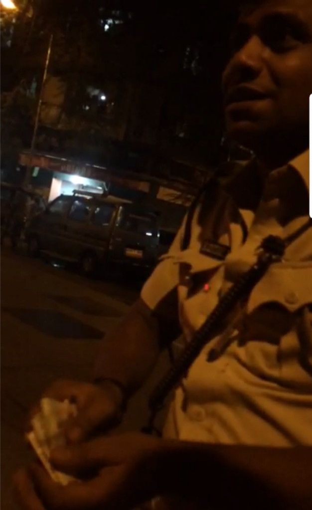 पुलिसकर्मी ने गुमाया लाएसेंस , पैसे देने के बाद तिलमिलाए पुलिसकर्मी ने खुद के बटन खोल कर 353 के तहेत मामला दर्ज करने की कोशिश की , वारदात कैमरे में हुई कैद