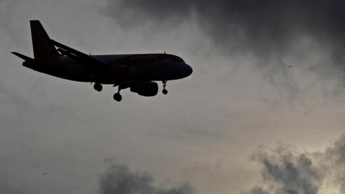 दिल्ली एयरपोर्ट पर टला अब तक का सबसे बड़ा हादसा ,300 मुसाफिरों की जान थी जोखिम में ,जब आमने सामने आ गये मुसाफिरों से भरे दो विमान।