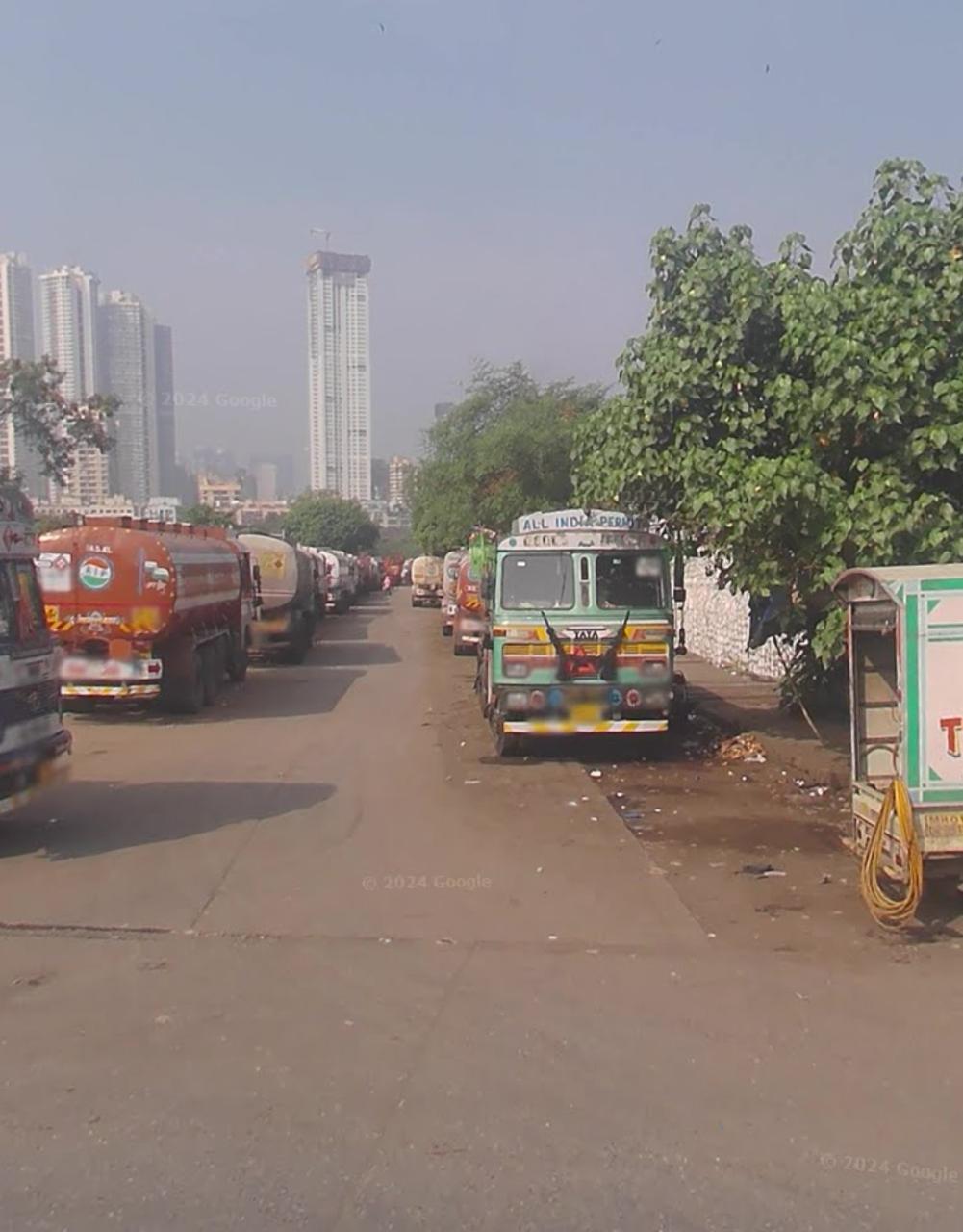 मुंबई के वडाला इलाके में ऑयल माफियाओं ने तेल की पाइप लाइन में सुराख कर के तेल चोरी के लिए बनाई अलग पाइप लाइन